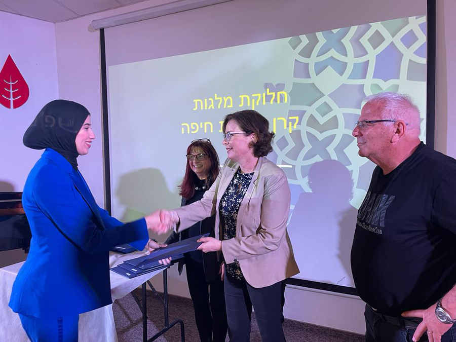 ראש העיר ד"ר עינת קליש רותם, מר פיני וגמן והגב' אביבה שפיגלשטיין מעניקים את המלגה להאלה טוקאן